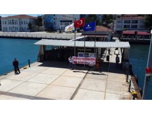 Vapur İskelesinde Pankartlı Evlilik Teklifi