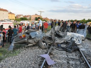 Tren Otomobili Biçti: 2 Ölü
