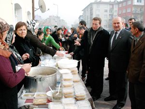 Şehit ailelerinden aşure ikramı