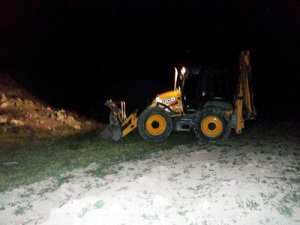 Kepçeyle define aradılar