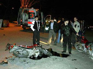 Motosikletiyle ambulansa çarptı