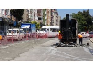 Marmaray Çalışmaları Asfalt Yolu Çökertti