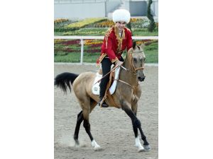 Yarış Atına Binen Berdimuhamedov'dan Şık Hareketler