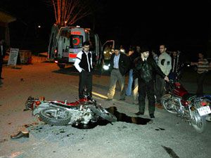 Motosiklet ambulansa çarptı: 1 yaralı