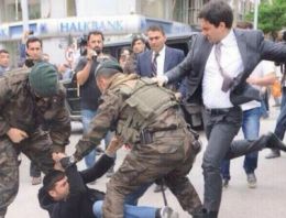 O tekmeyi yiyen bakın kim çıktı!