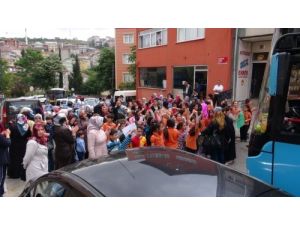 Minik Öğrenciler, Okul İçin Yol Kapattı