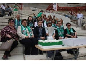 Bursa'da Kadın Dernekleri Yeni Statta Pasta Kesti, Şampiyonluk İstedi