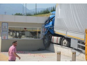 Ekmek Parasını Çıkartırken Tır'ın Altında Can Verdi