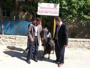 Hasta Hristiyan Vatandaşı Evinde Ziyaret Eden Müftüye Keçi Hediye Edildi