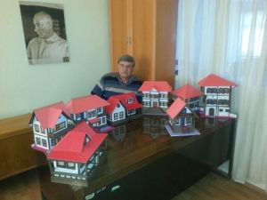 Yaptığı Maket Evlerle Öğrencilere Burs Veriyor
