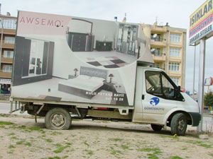 Kamyonetin lastiğini bıçakla kestiler