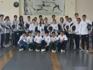 Eskrimde kılıçlar çekildi