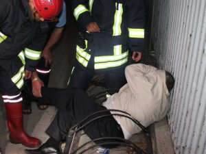 Alkollü şahıs bisiklet park demirine sıkıştı
