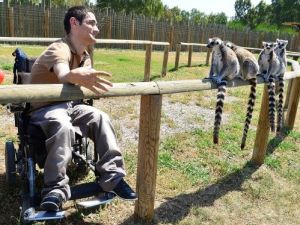 İzmir'de Yaşayan Engelliler, Lemurları Elleriyle Besledi