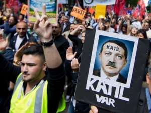 Erdoğan'ı Hitler'e benzeten afişlere soruşturma