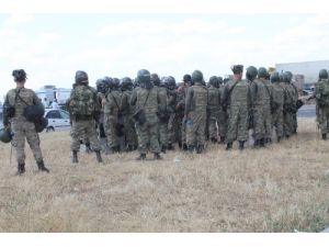 Çiftçiler Yol Kapattı