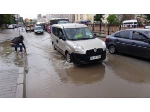 Sağanak Yağış Yolları Göle Çevirdi