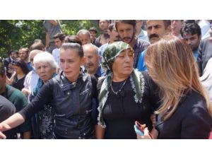 Ağabey Sarısülük, Adliye Önünde Kalem Kırdı