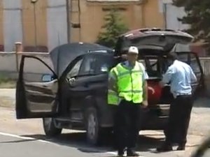 Polise, sahte ehliyetini verip kaçtı