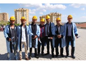 Öğrenciler, Havaya Kep Yerine Baret Attı