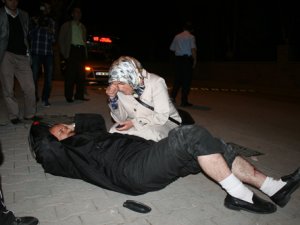 Yaralı eşinin yanından ayrılmadı