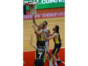 Pınar Karşıyaka: 67 - Fenerbahçe Ülker: 74