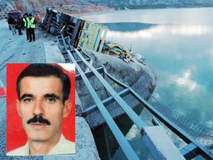 Kağıt yüklü kamyon devrildi: 1 ölü