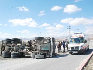 Beton kamyonu otomobile çarptı