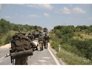 Diyarbakır-bingöl Yolunu Açmak İsteyen Jandarmaya Ateş Açıldı