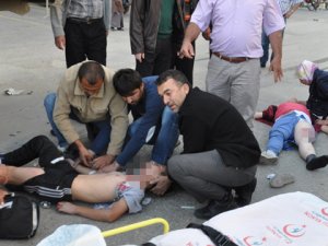 Motosikletli çocuklar kamyonun altına girdi