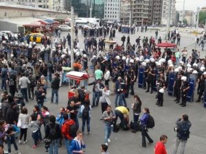 Polisten Yabancı Basın Mensuplarına Pasaport Kontrolü