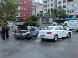 Konya'da iki otomobil çarpıştı:: 3 yaralı