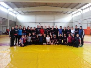 Yıldız Bayan Güreş Milli Takımı'nın Demirkazık Kampa Devam Ediyor