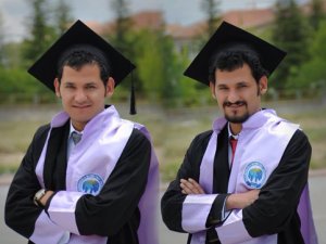 İkizler keplerini birlikte havaya attı