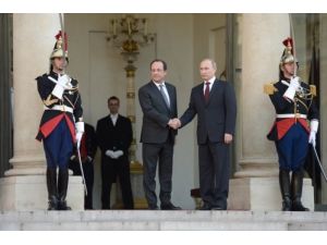 Putin, Elysee Sarayı’nda Hollande İle Görüştü
