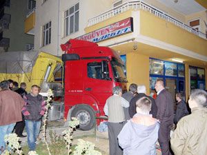 Seydişehir’de TIR markete girdi