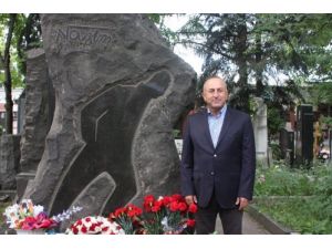 Çavuşoğlu, Nazım Hikmet’in Mezarına Karanfil Bıraktı