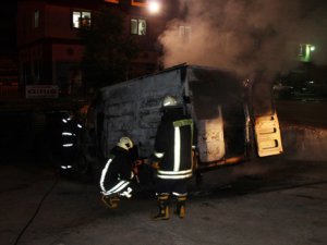 Motosiklet taşıyan çekici minibüs yandı