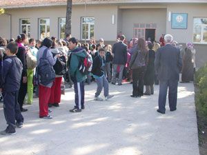 Öğretmenlerini geri istiyorlar