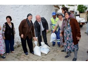 Menteşe Belediyesi Badana İçin Vatandaşlara 3 Ton Kireç Dağıttı