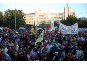 Yunan Televizyonunun Kapatılmasının Birinci Yılı Protesto Edildi