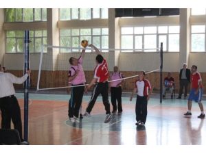 Öğretmelerarası Voleybol Turnuvasını Eml Kazandı