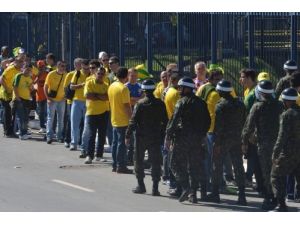 Dünya Kupasının İlk Maçı Öncesi Stad Çevresinde Coşku