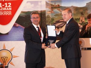 Başbakan Erdoğan'dan Hançerli'ye plaket