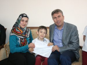 Karnesini 'evde' aldı