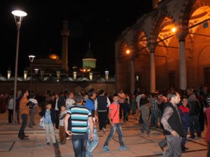Berat Kandili'nde halk Mevlana'ya akın etti