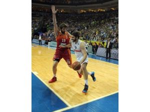 Fenerbahçe Ülker: 76 - Galatasaray Liv Hospital: 63