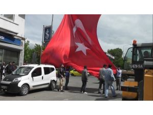 Kongre Caddesi'nde Dev Bayrak Dalgalanıyor