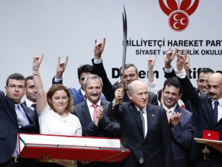 Bahçeli'ye Zülfikar hediye ettiler