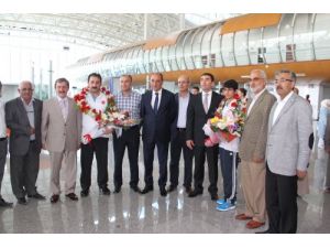 Dünya İkincisi Tekvandocuya Coşkulu Karşılama